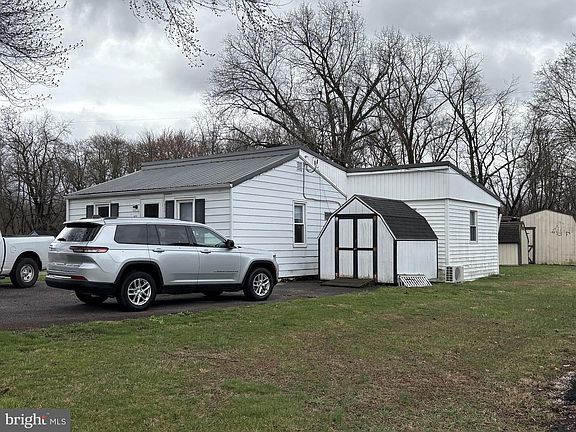 3rd image of 4872 Treher Rd