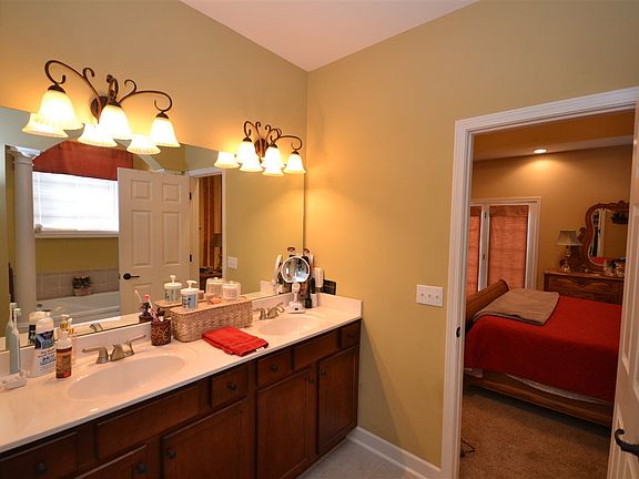 4th image of 1700 Bellshire Way