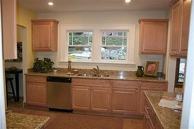 Updated Kitchen- Stainless appliances, gas range, new flooring