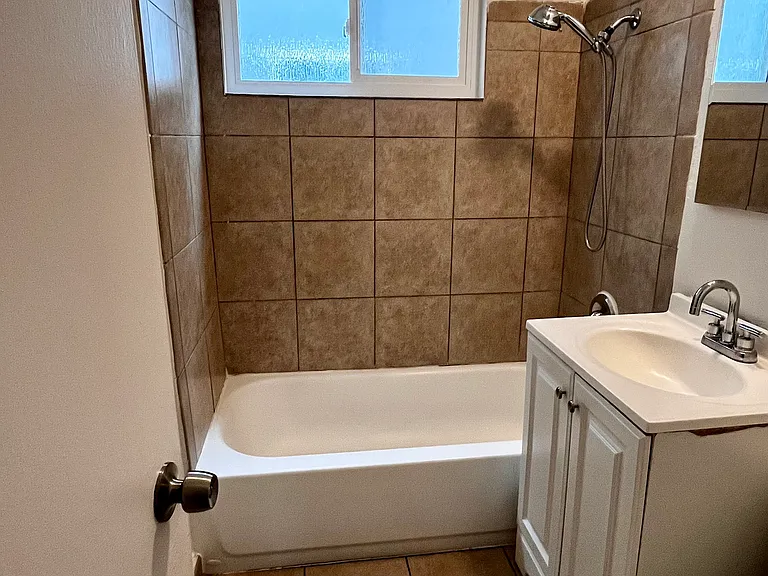1909 W Myrtle St #1 — Photo 6