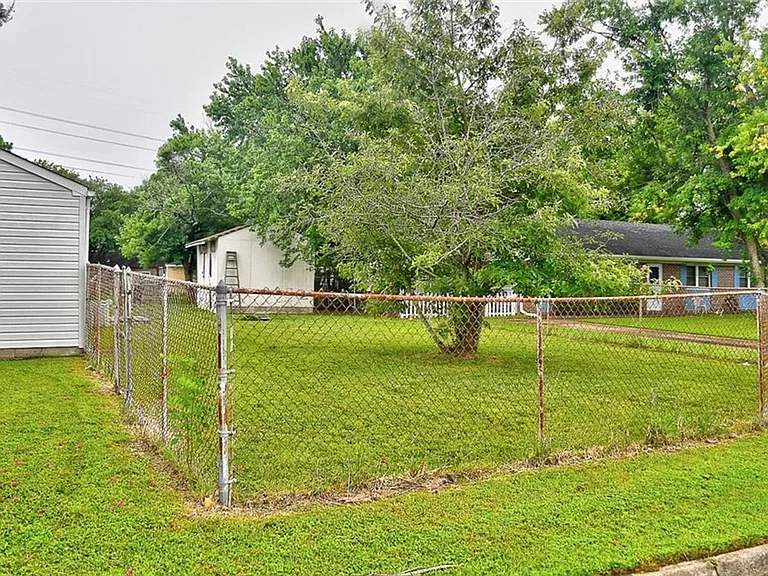 1093 Salisbury Dr — Photo 23