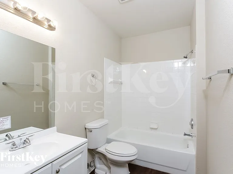 2598 N Biscayne Dr — Photo 10