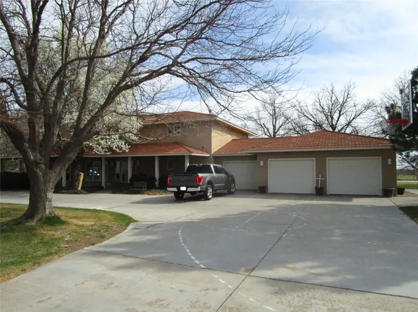1905 Grandview Dr E, Garden City, KS 67846