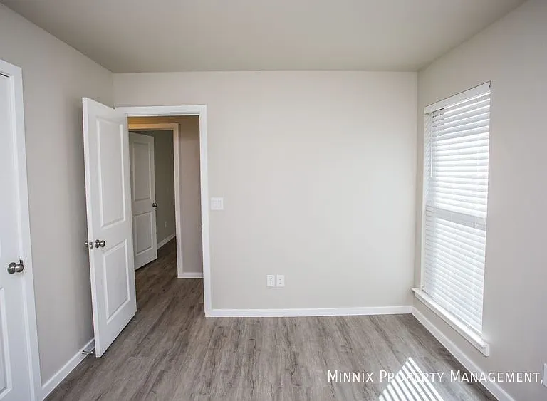 2035 Kenwood Ave — Photo 19