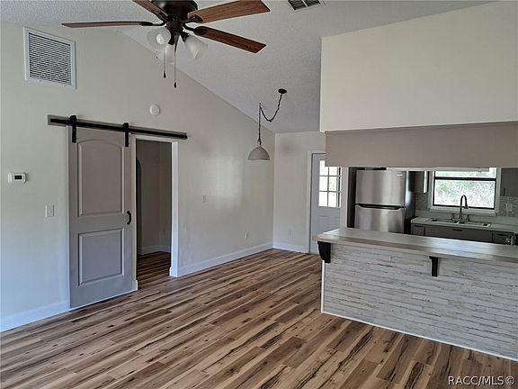 4th image of 671 N Croft Ave