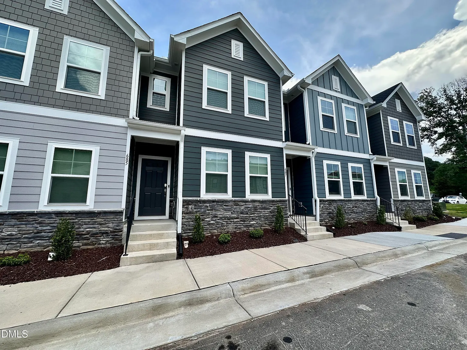 2 bed, 2.5 bath, 1370 sqft, $1,895 — Photo 2