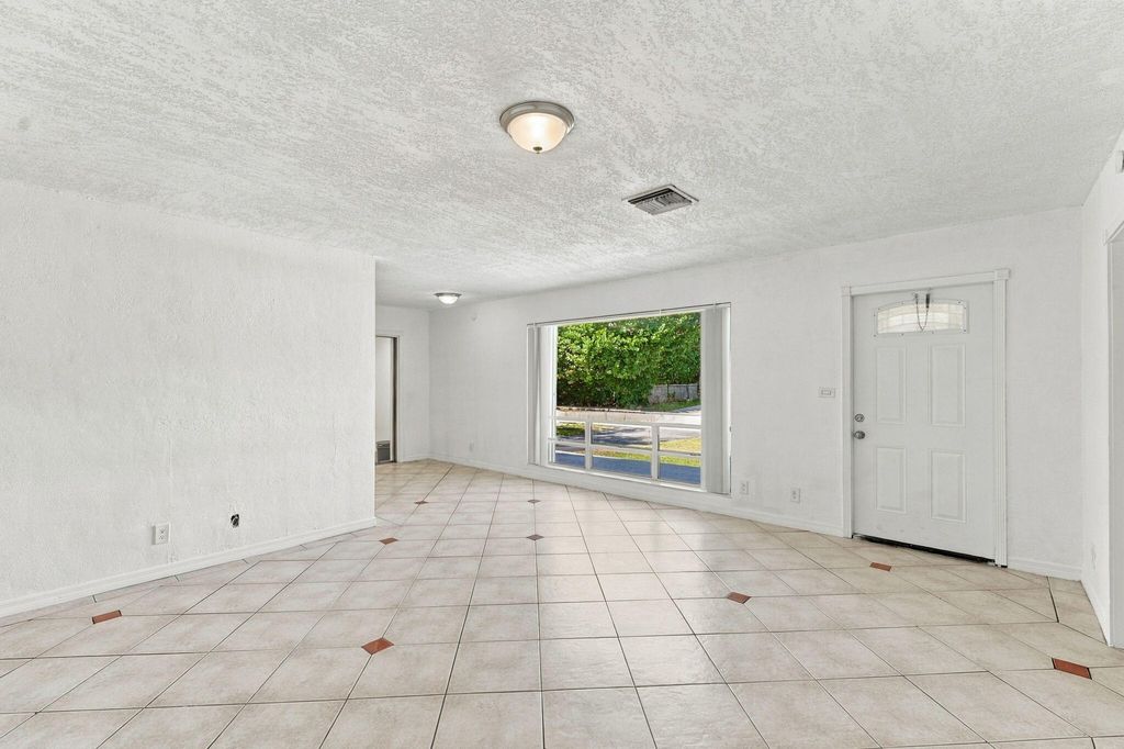 1810 NE 42ND Street, photo 7