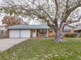 525 S Hampshire St, Saginaw, TX 76179