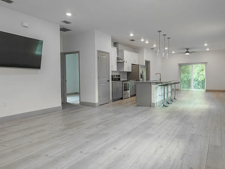 231 N Julia Ave — Photo 3