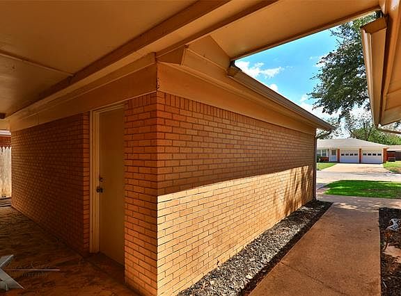 4th image of 2702 S 38th St