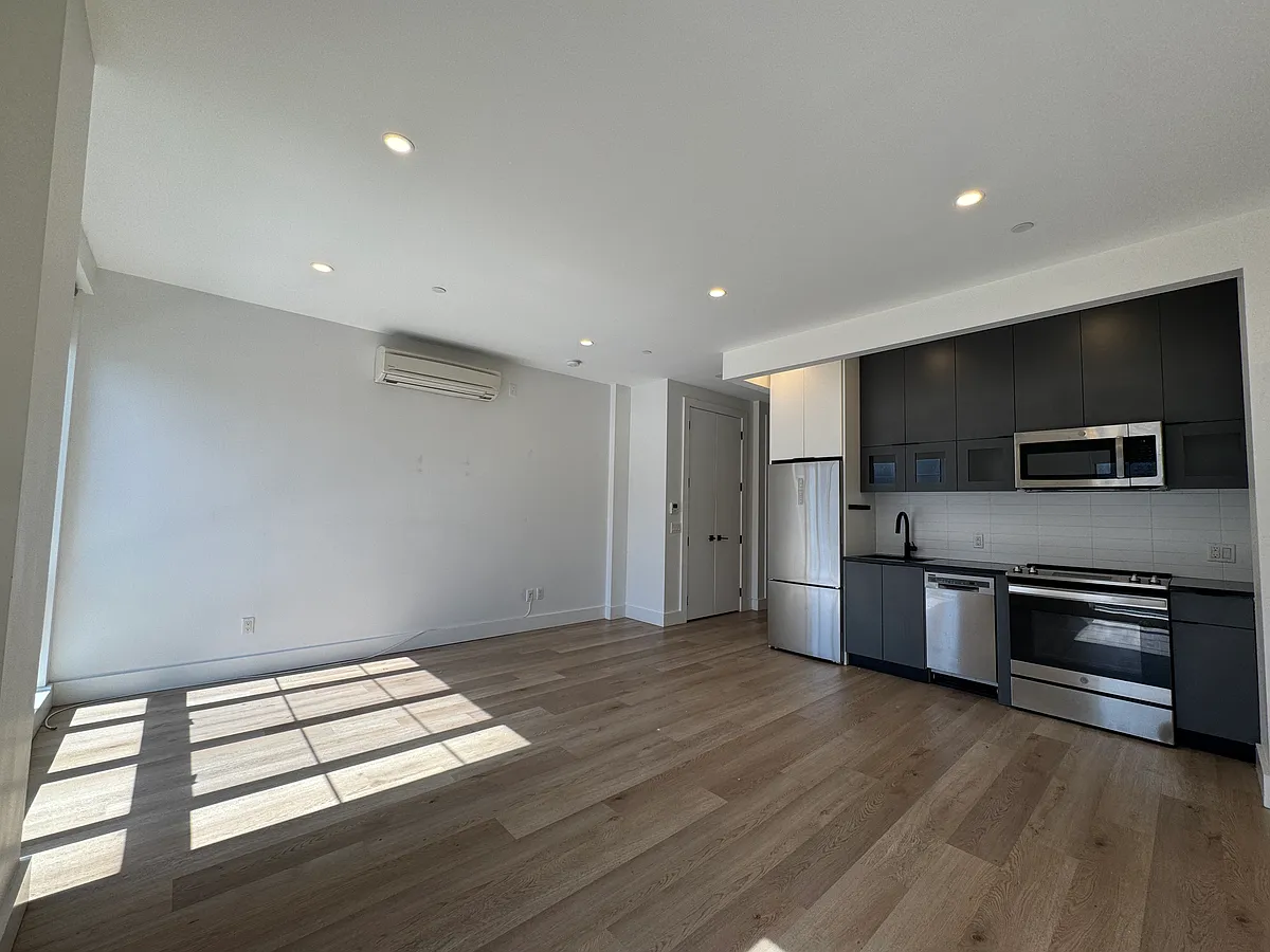 Building Photo - 2490 3rd Ave #2E