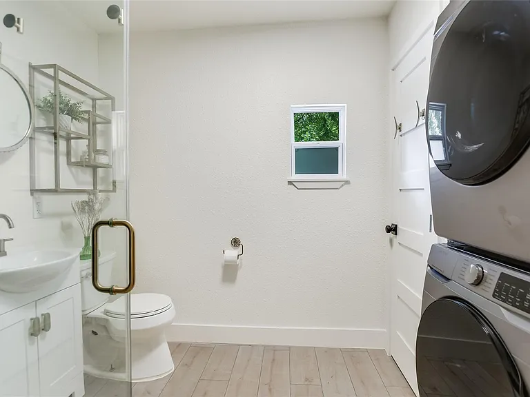 805 Eberhart Ln — Photo 11