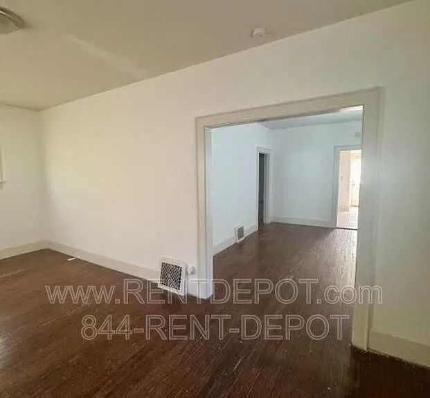 1004 N Governor St — Photo 2
