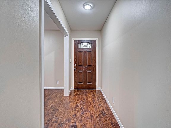 4th image of 1302 Oak Creek Dr