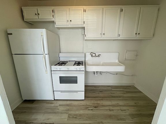 3rd image of 229 W Jackson Blvd APT 1B