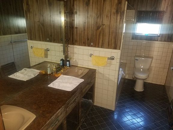 4th image of 5042 Lakeshore Dr