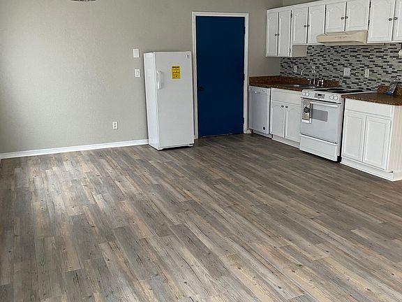 Open Floor Concept Kitchen/ Dining Room