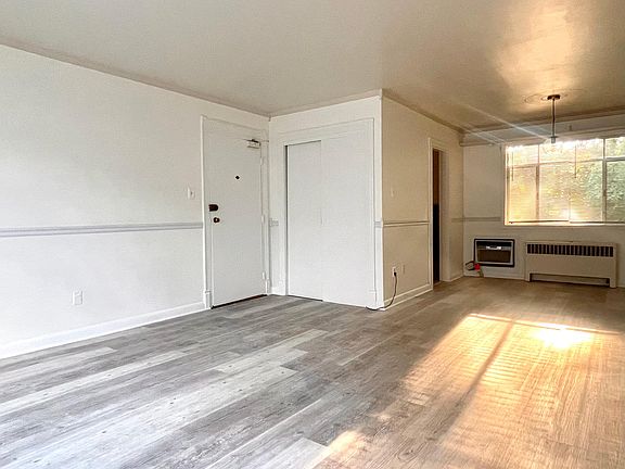 3rd image of 10402 Montrose Ave #10402