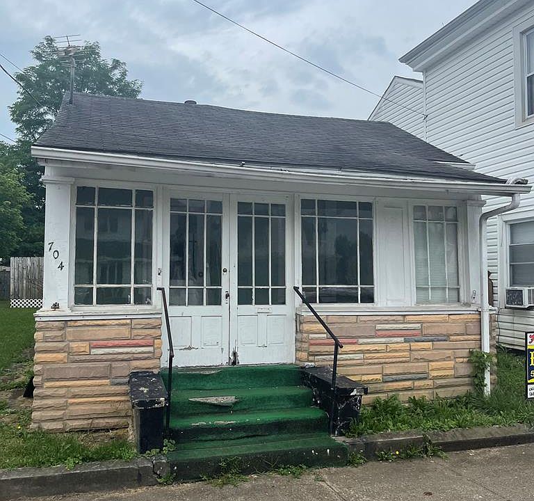 1st image of 704 E 2nd St