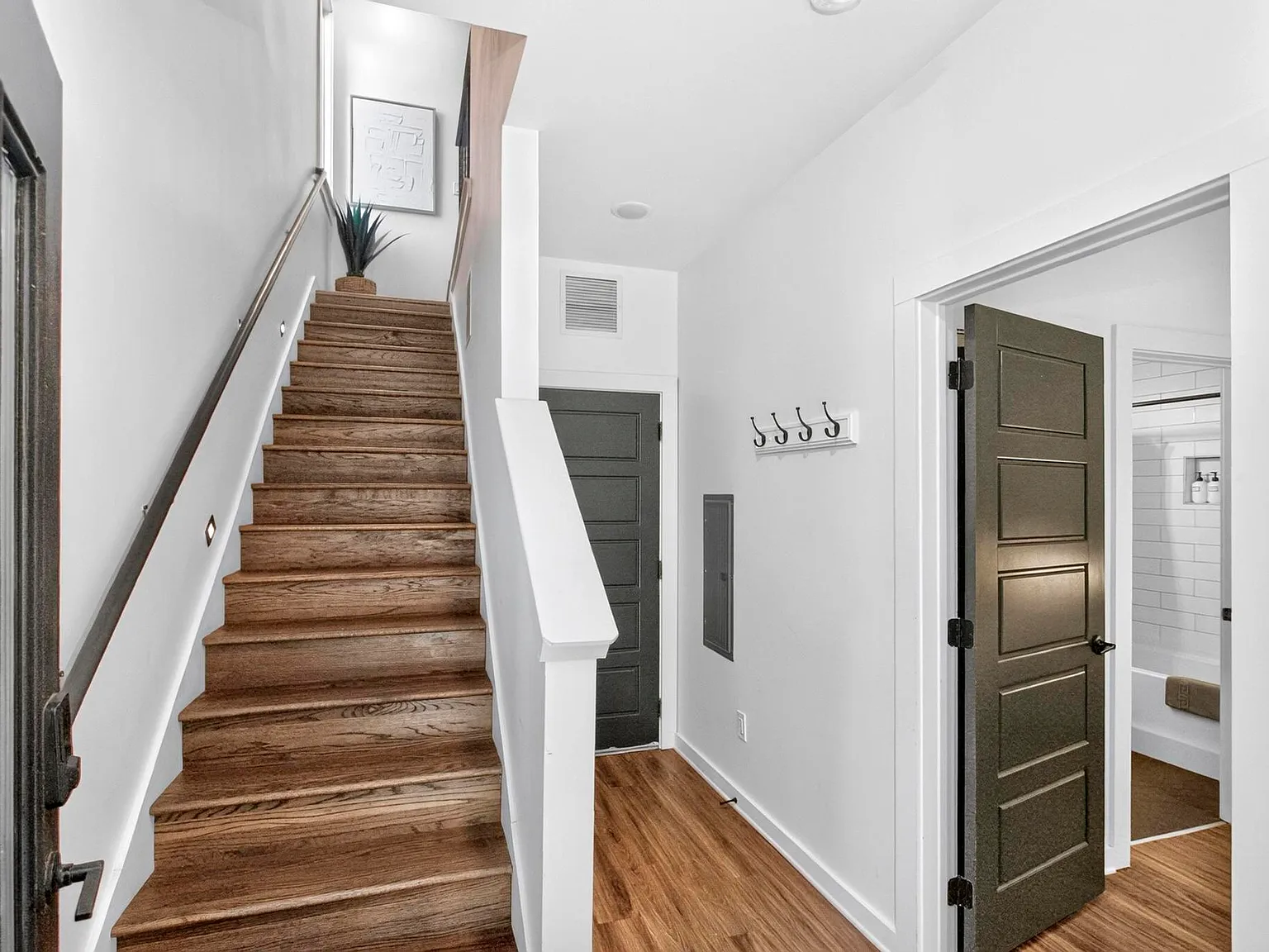 4 bed, 1808 sqft, $4,565 — Photo 3