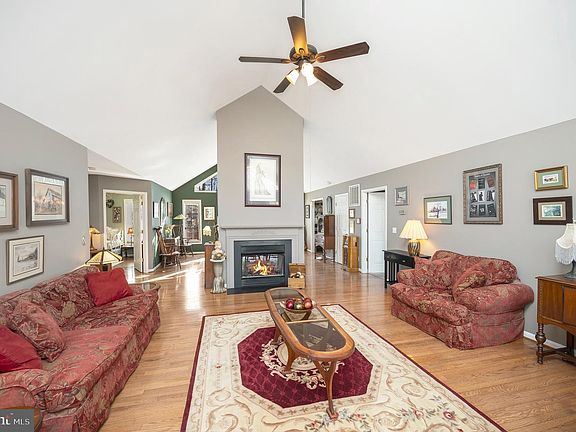 4th image of 119 Washington St
