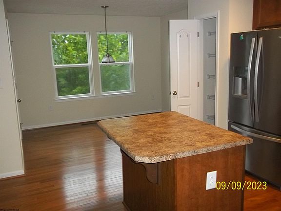 2nd image of 205 Kingsbury Ct