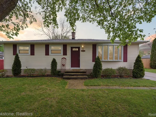 6015 Margaret St, South Rockwood, MI 48179