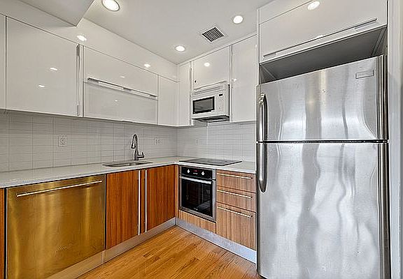 3rd image of 31-35 31st St Unit 308