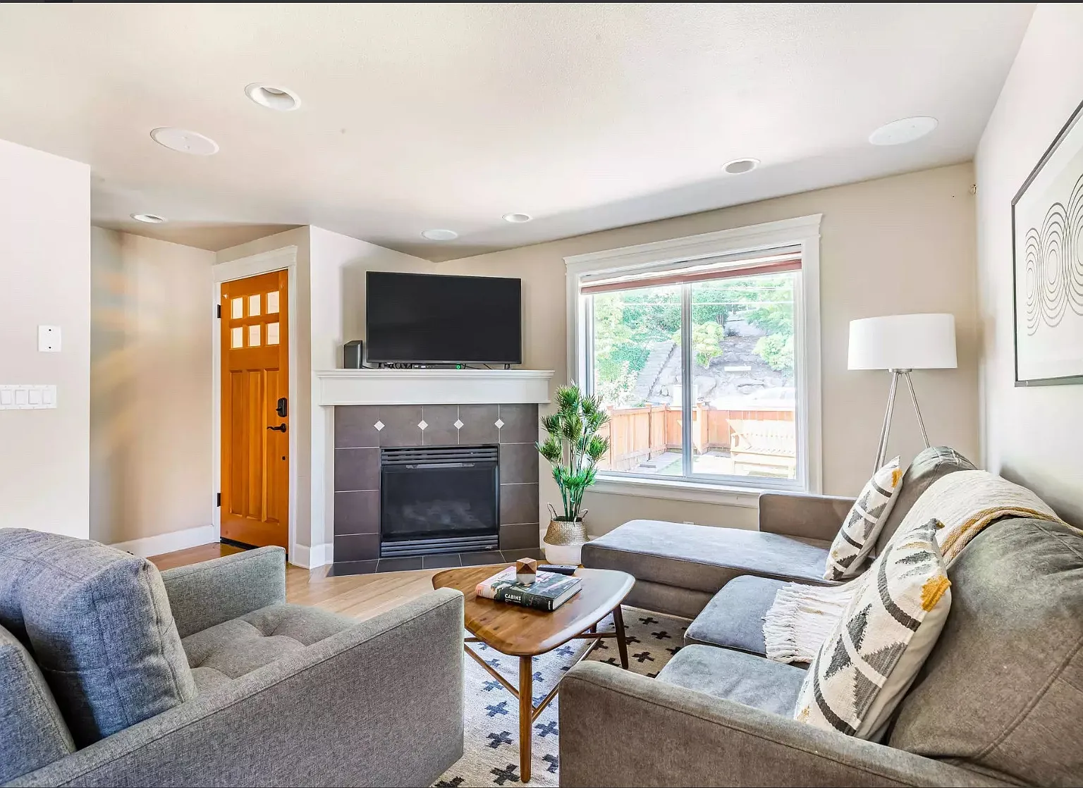 3 bed, 2.5 bath, 1915 sqft, $3,950 — Photo 3