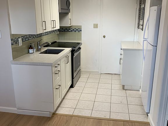 3rd image of 928 Gellert Blvd