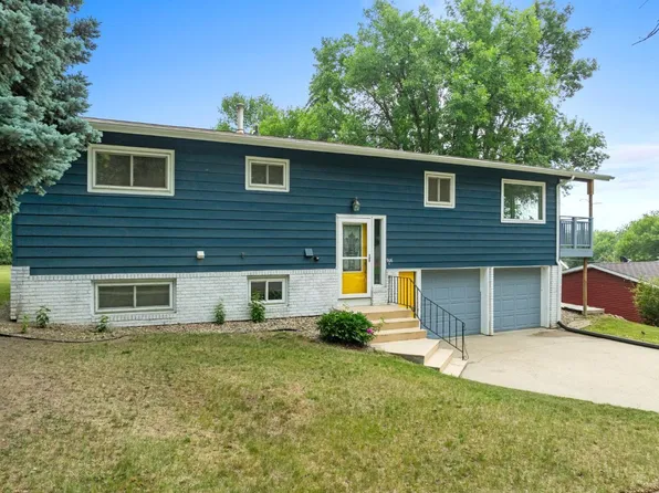 906 20th St NW, Minot, ND 58703