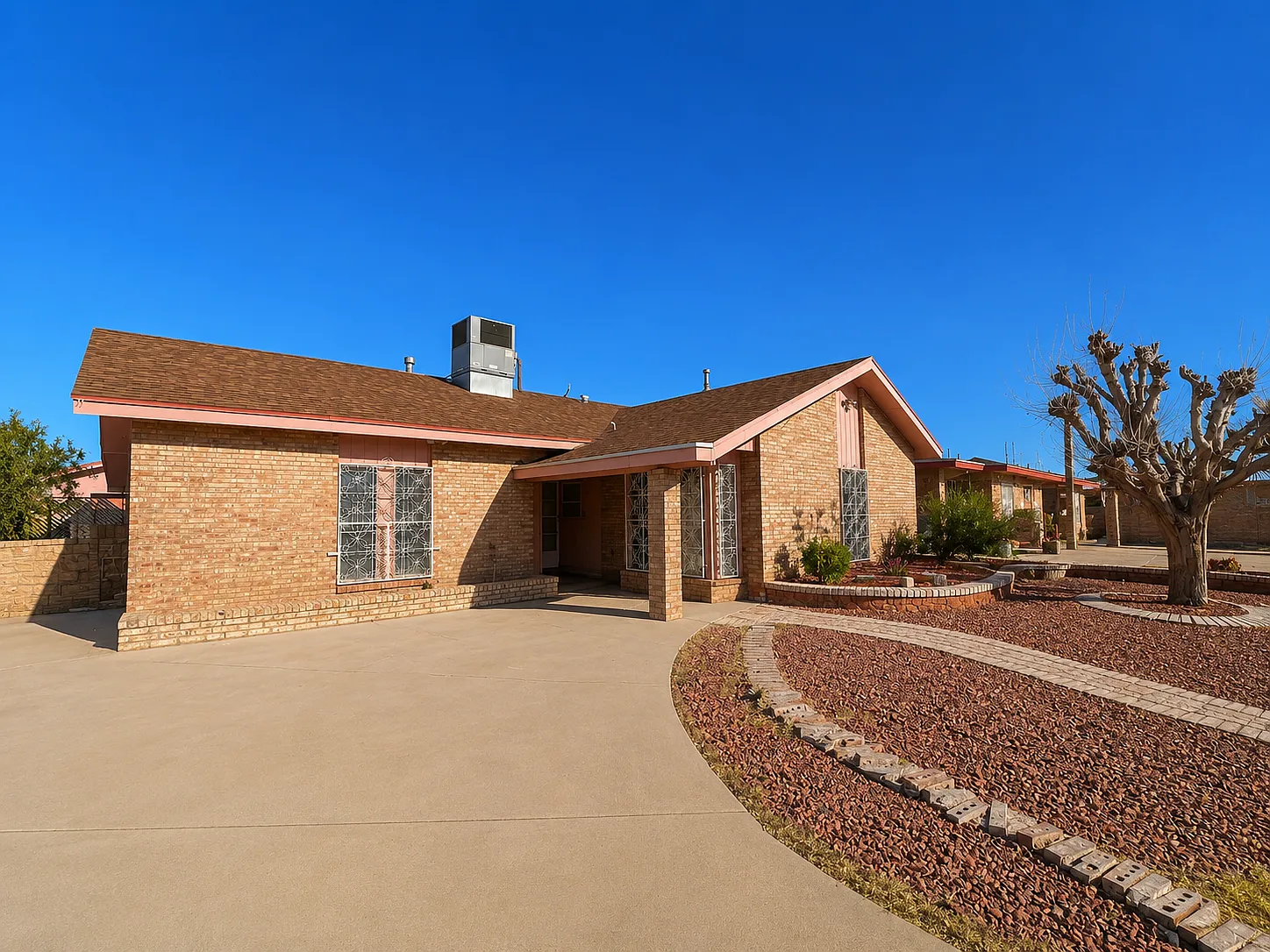 5 bed, 2600 sqft, $1,700 — Photo 2