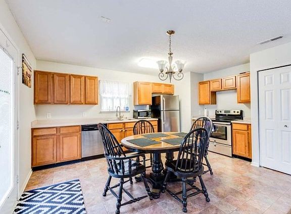 5th image of 585 Waterford Way