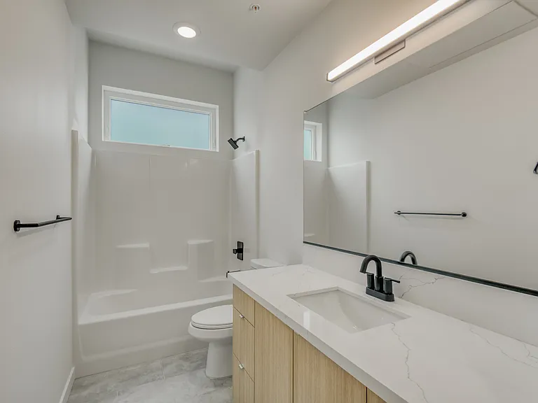 West Lombard — Photo 16