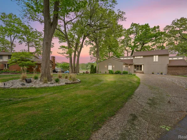 343 Shotwell Ct, White Lake, MI 48386
