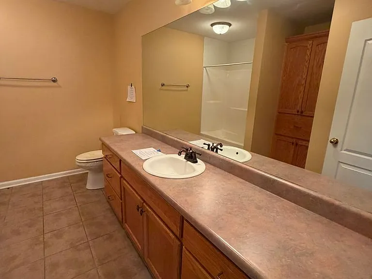 511 W Watts St — Photo 14