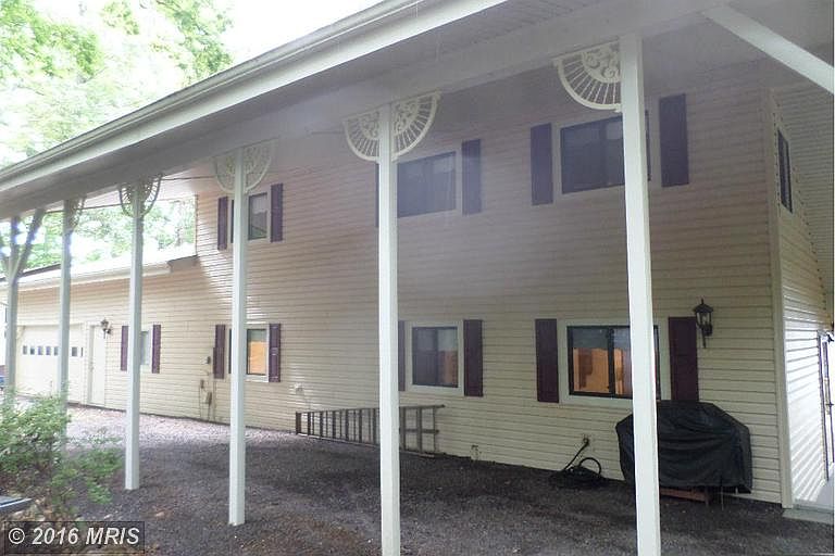 huge carport and a 2 car garage!!