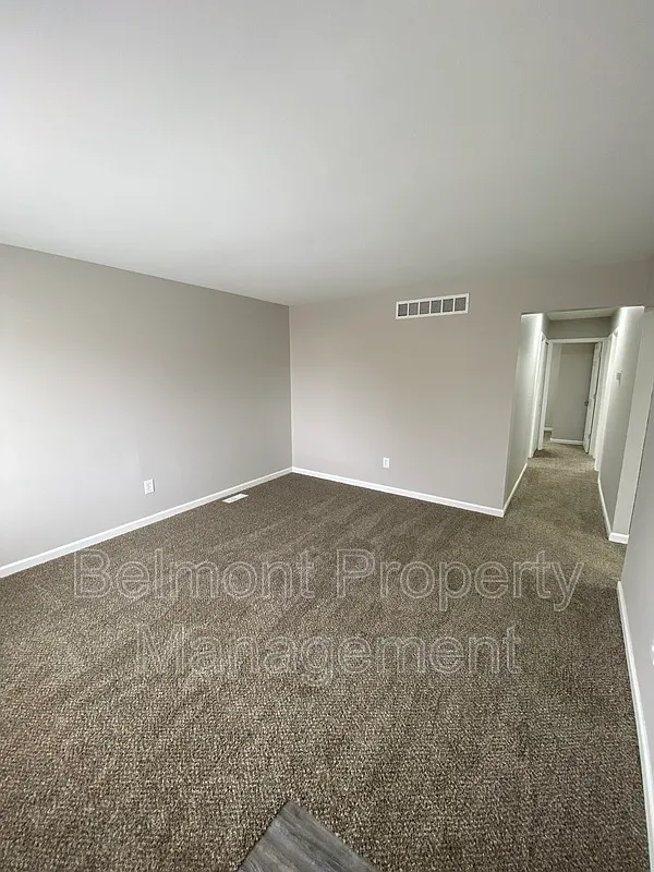 3 bed, 1.0 bath, 888 sqft, $1,500 — Photo 2