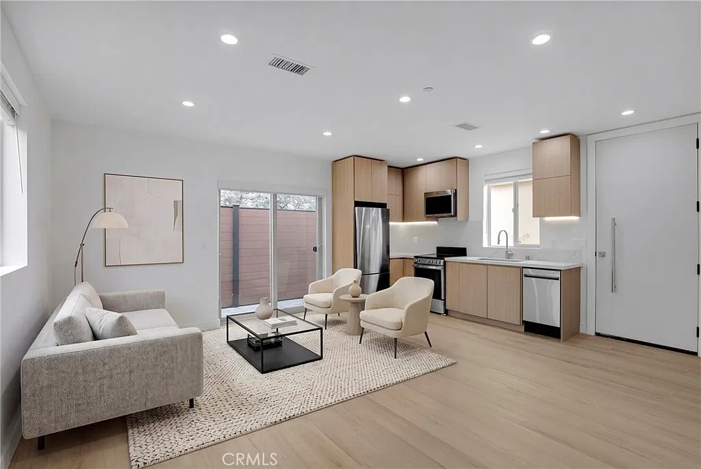2 bed, 798 sqft, $3,100 — Photo 1