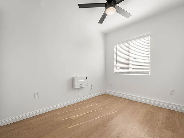 634 W 92nd St #20A — Photo 9