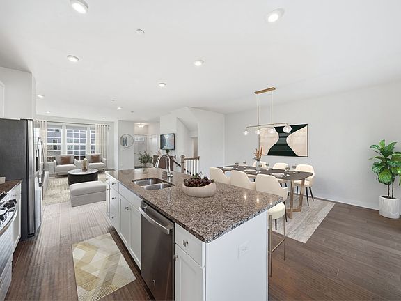 4th image of 72 Nicholas Dr E