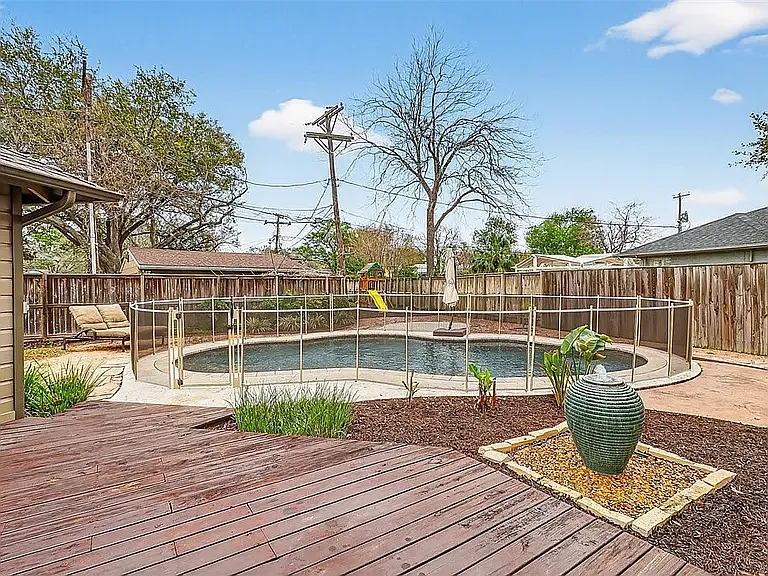 437 Delaine Dr — Photo 4