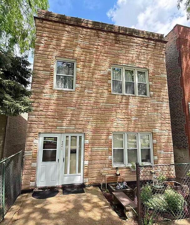 1st image of 906 W 36th St