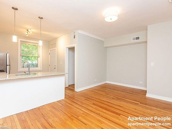 2nd image of 1953 W Leland Ave APT 2E