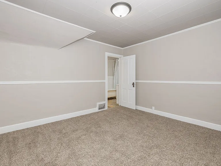 476 Linden St — Photo 9