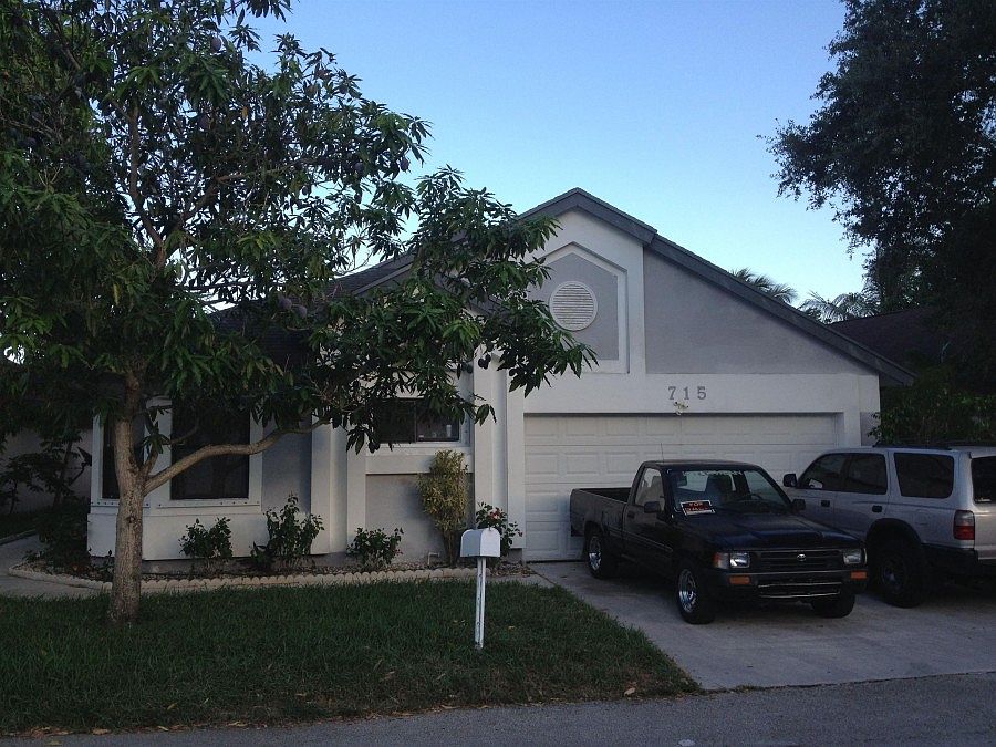 1st image of 715 Holly St