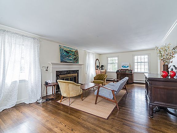 Living Room w/fireplace