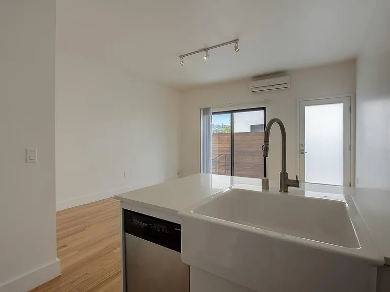 3102 London St #3110 — Photo 8