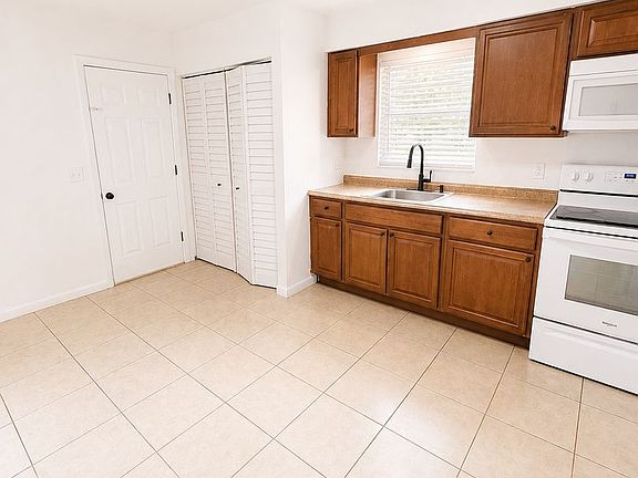 5th image of 1632 NE 71st Pl