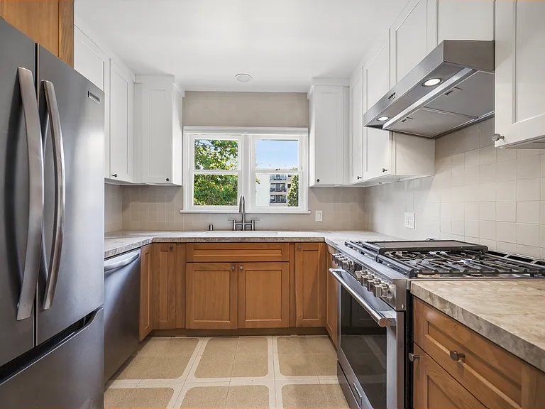 302-312 San Vicente Blvs — Photo 10